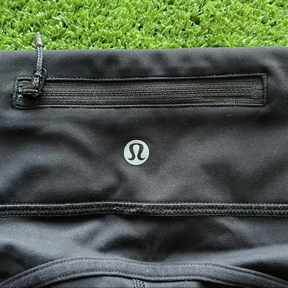 Lululemon Crop Leggings size 4 activewear mesh calves back zipper rounded hem - Picture 3 of 5